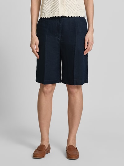 Frauenmodel trägt Leinenshorts mit Eingrifftaschen von Christian Berg Woman aus Reinem Leinen, Regular-Fit, dunkelblau, Bügelfalten, Ganzkörperansicht von vorne.