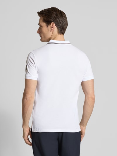 Männermodel trägt Slim Fit Poloshirt aus Baumwolle von Colmar Originals mit Polokragen und Label-Details, Rückenlänge 66 cm, Ganzkörperansicht Rückansicht.