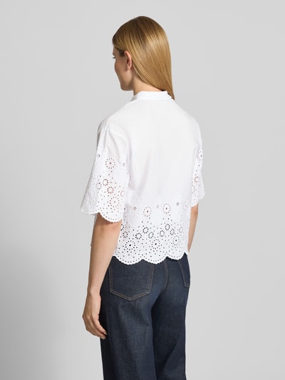Vrouwenmodel draagt Cropped Bluse mit Lochstickerei van Smith and Soul, puur katoen, overhemdkraag, knoopsluiting, ruglengte 55 cm, mouwlengte 29 cm, wit met ajourwerk en bloemvormen, korte look, Ganzkörperansicht Rückansicht.