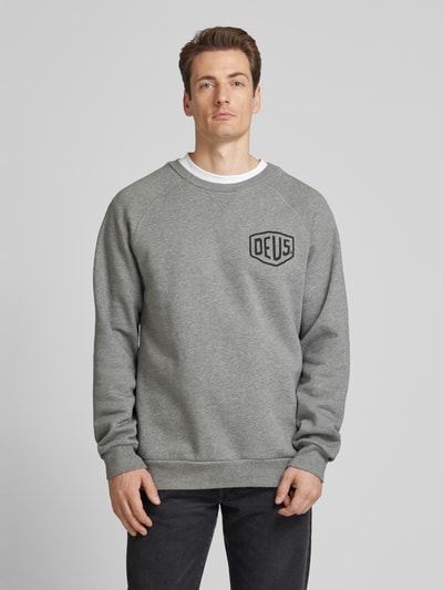 DEUS EX MACHINA Sweatshirt mit Label-Print Modell 'Tokyo Address' Hellgrau 4