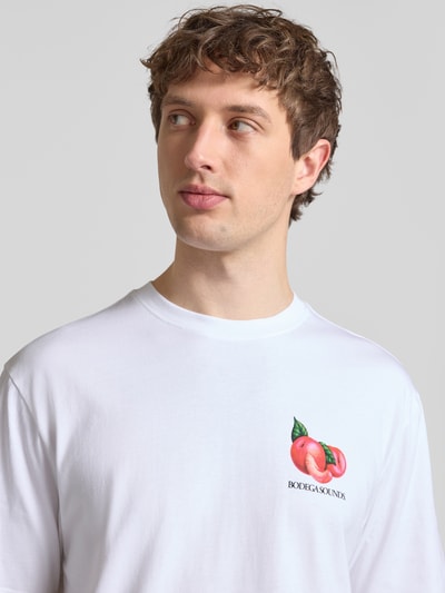Männermodel trägt Relaxed Fit T-Shirt aus reiner Baumwolle Modell 'TASTY' von Only & Sons, Optik: Unifarben, Applikation Schriftzug-Print, Rundhals, Ärmelform: Kurzarm, Nahaufnahme Oberkörper.