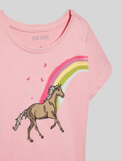 Produktfoto, T-Shirt mit Motiv-Print und Rundhalsausschnitt von Blue Seven in Rosa mit Einhorn, Regenbogen und Schmetterlingen, reine Baumwolle, Regular Fit, Rückenlänge 41 cm bei Größe 116, glatte Textur