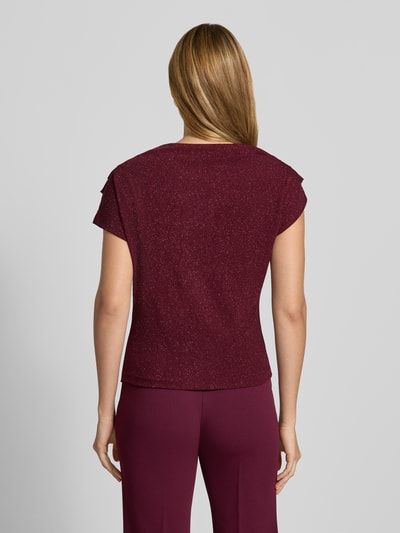 Vrouwenmodel draagt blouse met korte mouwen in bordeaux met lichte glans, rechte zoom, blouse met korte mouwen van Rinascimento, getailleerde pasvorm, materiaalmix met stretch, ruglengte maat S 54 cm, Ganzkörperansicht Rückansicht.