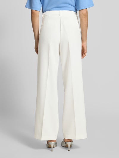 Frauenmodel trägt Hose mit Falten und Gesäßtaschen von Milano Italy in Weiß, Material-Mix mit Viskose-Anteil, weites Bein, Ganzkörperansicht Rückansicht.