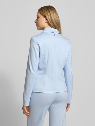 Frauenmodel trägt Blazer mit Reverskragen von Marc Cain aus Viskose-Mix mit Stretch-Anteil, Regular-Fit, hellblau, Ganzkörperansicht Rückansicht.