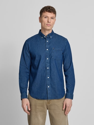 Männermodel trägt Regular Fit Jeanshemd mit Button-Down-Kragen von GAP aus Baumwoll-Mix mit Stretch-Anteil, Ganzkörperansicht von vorne.