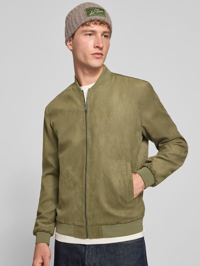 Männermodel trägt Regular Fit Blouson mit Baseball-Kragen Modell 'LUCAS' von ONLY in Olivgrün, glatte Textur, Ganzkörperansicht von vorne, Herren Bomberjacke / Blouson von ONLY & SONS
