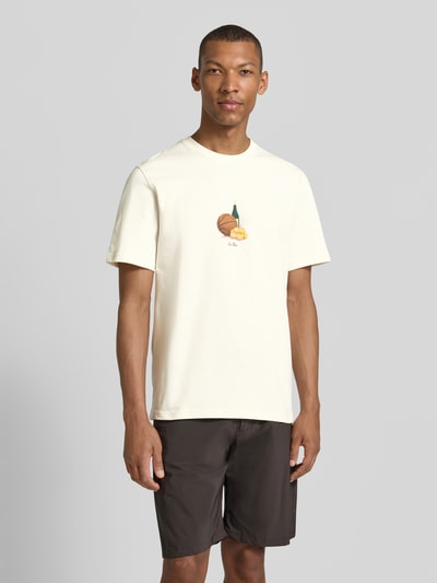 Männermodel trägt T-Shirt mit Label-Detail von Les Deux, helle Farbe, Reine Baumwolle, Gerader-Schnitt, Rundhalsausschnitt, Rückenlänge bei Größe M: 65 cm, Ganzkörperansicht von vorne
