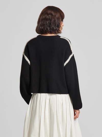Frauenmodel trägt Strickpullover mit Rundhalsausschnitt und Kontraststreifen von Oui, Schwarz mit Weiß, Relaxed Fit, Rückenansicht, Ganzkörperansicht Rückansicht.
