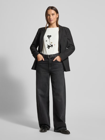 Frauenmodel trägt T-Shirt mit Motiv-Print von More & More, weiß-schwarz, Baumwoll-Modal-Mix mit Stretch-Anteil, Regular-Fit, gerippter Rundhalsausschnitt, Rückenlänge 56 cm bei Größe 36, Ganzkörperansicht von vorne.