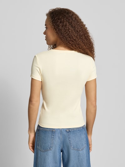 Frauenmodel trägt Slim Fit T-Shirt aus Baumwoll-Mix von Tommy Jeans in Optik: Unifarben mit Kurzarm, Ganzkörperansicht Rückansicht.