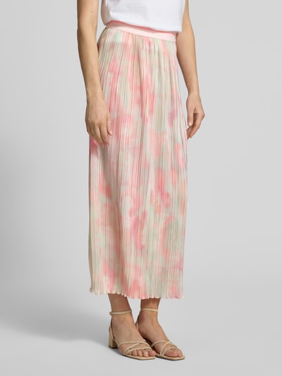 Frauenmodel trägt Ausgestellter Midi-Rock mit Plissees von Marc Cain, Allover-Muster in Rosa und Hellbeige, elastischer Bund, Ganzkörperansicht von vorne.