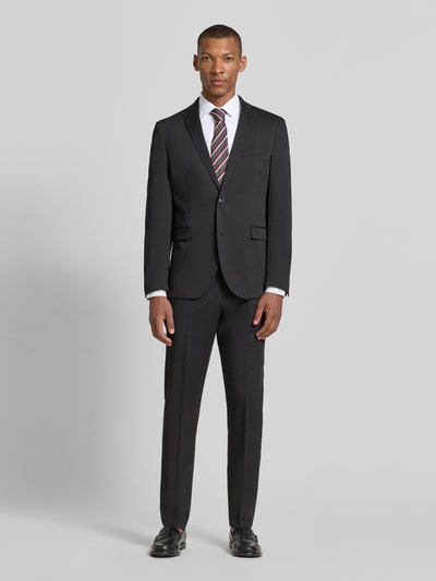 Męski model nosi Slim Fit Business-Hemd mit Kentkragen von Jake*s, biała bawełna, krój slim fit, guziki, mankiety sportowe, zaokrąglony dół, długość tyłu w rozmiarze 39/40: 79 cm, szerokość w rozmiarze 39/40: 48 cm, długość rękawa w rozmiarze 39/40: 65 cm, widok całej sylwetki z przodu