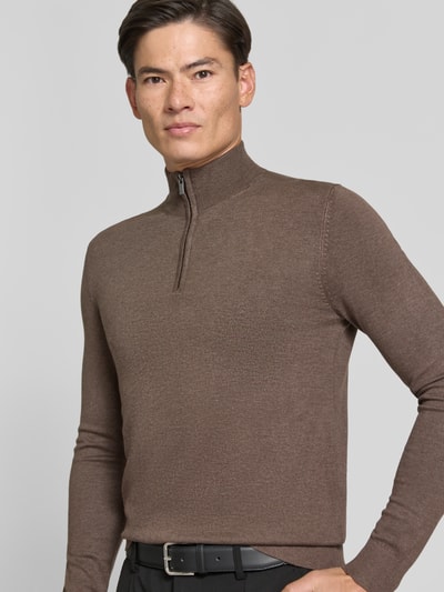 Männermodel trägt Troyer mit Label-Applikation von MARKUP in Braun, gerader Schnitt, gerippte Abschlüsse, Nahaufnahme Oberkörper.