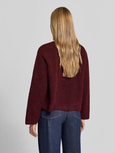 Frauenmodel trägt Strickpullover aus Alpaka-Leinen-Mix Modell 'VITOW' von American Vintage in Bordeaux, lockere Passform, Ganzkörperansicht Rückansicht.