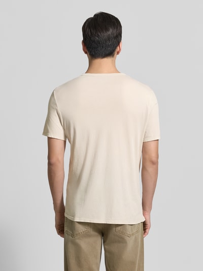 Männermodel trägt Regular Fit T-Shirt mit Rundhalsausschnitt Modell 'Devon' von American Vintage, Baumwolle, Rückenansicht, Ganzkörperansicht Rückansicht.