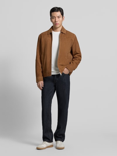 Männermodel trägt Straight Fit Jeans aus reiner Baumwolle von Tommy Hilfiger in dunklem Denim, mit 5-Pocket-Design, Ganzkörperansicht von vorne.