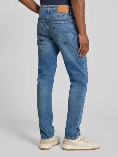 Mężczyznamodel nosi Regular Fit Straight Jeans aus Baumwoll-Mix Modell 'BENITO' von s.Oliver RED LABEL, niebieski denim, tekstura gładka, widok całej sylwetki z tyłu, kontekst: Herren Straight Fit Jeans von s.Oliver RED LABEL.