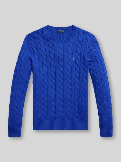 Produktfoto, Regular Fit Strickpullover aus reiner Baumwolle von Polo Ralph Lauren, jednokolorowy niebieski, ścieg warkoczowy, detal z logo, okrągły dekolt, długi rękaw, prążkowane zakończenia, wykończenie materiału: dzianina, bawełna