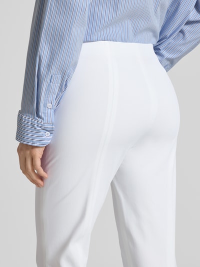 Frauenmodel trägt Schmale Schlupfhose aus Techno Cotton Superstretch von Raffaello Rossi, Damen, Modell 'PENNY 6/8', Detailaufnahme Rückansicht.