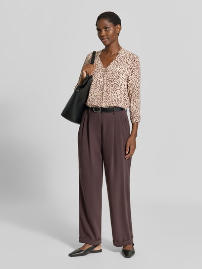 Frauenmodel trägt Bluse aus reiner Viskose Modell 'Adney' von FREE/QUENT, lockere Passform, V-Ausschnitt, 3/4-Arm, Ganzkörperansicht von vorne.