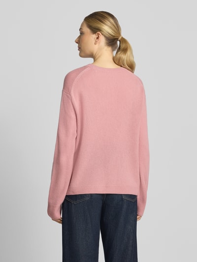 Modelka kobieca nosi różowy Loose Fit Pullover aus reiner Wolle von Marc O'Polo, damski sweter wełniany, widok całej sylwetki z tyłu.