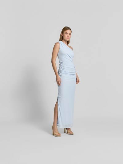 Frauenmodel trägt Maxikleid mit Raffungen von ROTATE in Hellblau, asymmetrisch, ärmellos, körpernah, glatte Textur, Ganzkörperansicht von vorne.