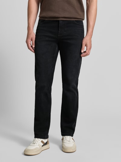 Männermodel trägt Comfort Fit Jeans mit Eingrifftaschen von Christian Berg Men, Baumwoll-Mix, dunkel, Ganzkörperansicht von vorne.