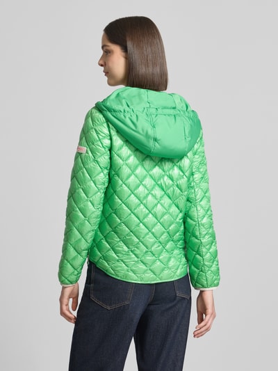 Frauenmodel trägt Regular Fit Jacke in Stepp-Optik Modell 'YOSIE' von Frieda & Freddies, grün, Logo-Applikation, Ganzkörperansicht Rückansicht