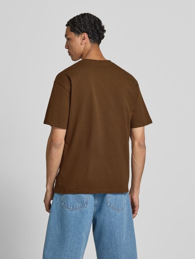 Męski model nosi Regular Fit T-Shirt mit Rundhalsausschnitt von Jack & Jones, brązowy, bawełna, krój regular fit, rękaw o dł. 1/2, długość tyłu w rozmiarze M: 70 cm, całkowite ujęcie z tyłu