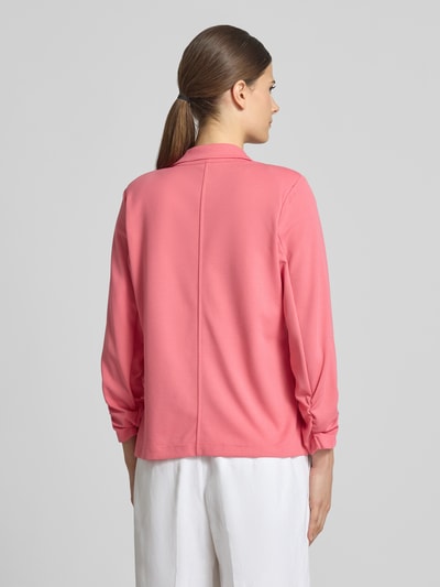 Frauenmodel trägt Blazer mit Raffungen Modell 'Siham' von Soyaconcept, rosafarbener Stoff, Reverskragen, taillierte Passform, Ganzkörperansicht Rückansicht