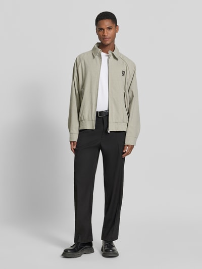 Männermodel trägt Regular Fit Blouson mit Logo-Detail Modell 'Bartos' von HUGO, Optik:Allover-Muster, Reißverschluss, Ganzkörperansicht von vorne.