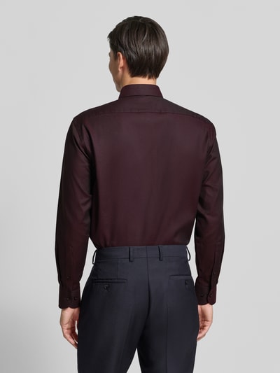 Männermodel trägt Comfort Fit Businesshemd aus reiner Baumwolle von OLYMP in dunklem Weinrot, glatte Textur, Ganzkörperansicht Rückansicht, Herren Businesshemd von OLYMP Luxor.