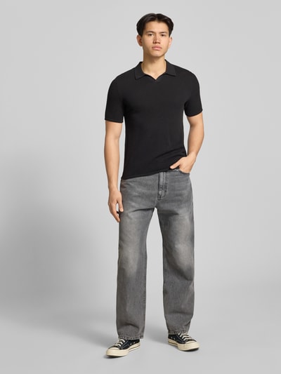 Männermodel trägt T-Shirt mit Label-Stitching und Rundhalsausschnitt von REVIEW, Reine Baumwolle, Relaxed-Fit, Herren T-Shirt, Ganzkörperansicht von vorne. Rückenlänge bei Größe M: 70 cm.