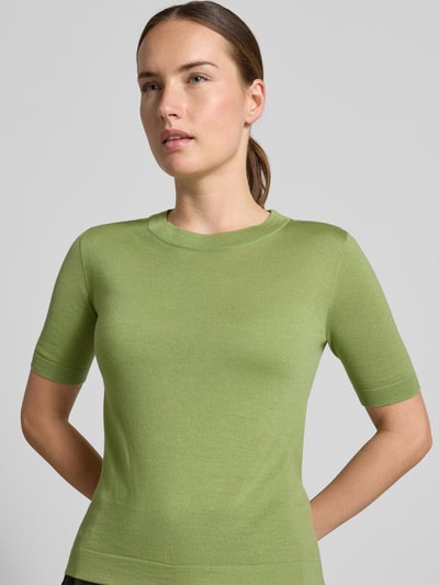 Vrouwenmodel draagt Regular Fit Pullover uit mix van wol, zijde en kasjmier model 'TAPIOCA' van Weekend Max Mara, Dames pullover, close-up bovenlichaam.