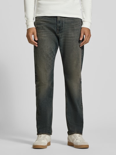 Męski model nosi Straight Fit Jeans aus Baumwoll-Mix Modell 'RAY' od JOOP! JEANS, szaro-czarny denim z delikatnym efektem sprania, pełny widok z przodu.