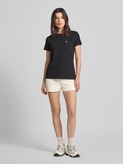 Frauenmodel trägt Shorts mit Kordelzug und Logo-Print Modell 'BRITNEY' von Guess Activewear in Beige, Baumwoll-Mix, Ganzkörperansicht von vorne.