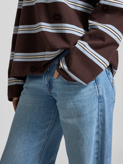 Frauenmodel trägt Jeans mit 5-Pocket-Design von Levi's®, reine Baumwolle, lockerer Schnitt, hellblau, Nahaufnahme Hüfte und Oberschenkel.