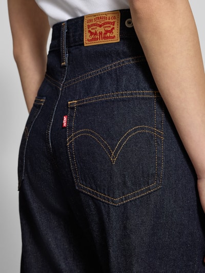 Vrouwenmodel draagt Barrel Fit Jeans met steekzakken van Levi's®, donkerblauw denim, pure katoen, detailopname van de achterkant.