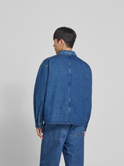 Männermodel trägt Freizeithemd in Denim-Optik von WON HUNDRED aus Reine Baumwolle im Relaxed-Fit, Ganzkörperansicht Rückansicht.