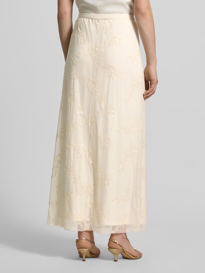 Frauenmodel trägt Leicht ausgestellter Maxi-Rock mit Unterrock Modell 'TRITON' von MAX&Co., Optik: Unifarben, florales Muster, Pailletten-Applikation, blickdichter Unterrock, Materialverarbeitung: Mesh, Maxi-Länge, Ganzkörperansicht Rückansicht.