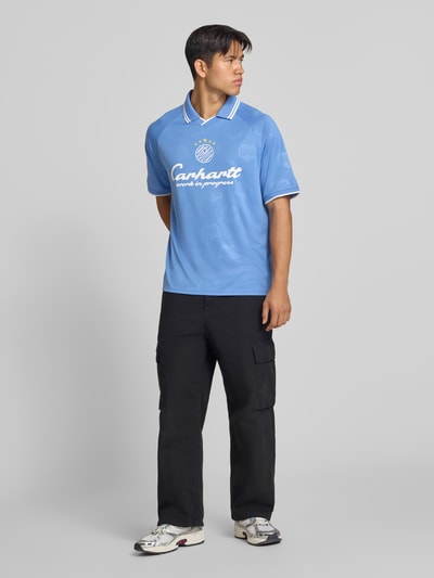 Männermodel trägt Funktionsshirt mit Logo Modell 'Terrace' von Adidas in Hellblau, Regular Fit, Rundhalsausschnitt, Ganzkörperansicht von vorne.