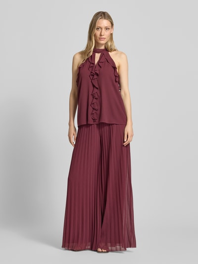Frauenmodel trägt Hose aus Chiffon mit Plisseefalten von V by Vera Mont in Dunkelrot, elastischer Bund, Ganzkörperansicht von vorne. Damen Hose, Wide Leg, Bundweite 39 cm, Innenbeinlänge 81 cm, Größe 36.