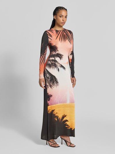 Frauenmodel trägt Slim Fit Maxikleid aus Viskose-Mix von Rabanne mit Allover-Foto-Print in Orange, Schwarz und Gelb, Rundhalsausschnitt, langärmelig, elastische Textur, Ganzkörperansicht von vorne.