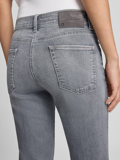 Frauenmodel trägt graue Bootcut-Jeans aus Baumwoll-Mix Modell 'PARIS FLARED' von CAMBIO, Damen Bootcut-Jeans, Nahaufnahme Rückansicht.