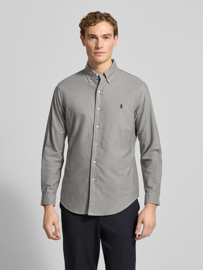 Männermodel trägt Freizeithemd mit Knopfleiste von Polo Ralph Lauren in Grau aus Reine Baumwolle, Regular-Fit, Button-Down-Kragen, Ganzkörperansicht von vorne. Rückenlänge bei Größe M: 80 cm, Schulterbreite: 45 cm, Ärmellänge: 64 cm, Label-Stitching.