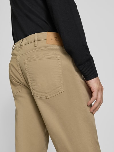 Männermodel trägt Straight Fit Jeans aus elastischem Baumwoll-Mix von Paul Smith in Beige, 5-Pocket-Design, Ganzkörperansicht Rückansicht.
