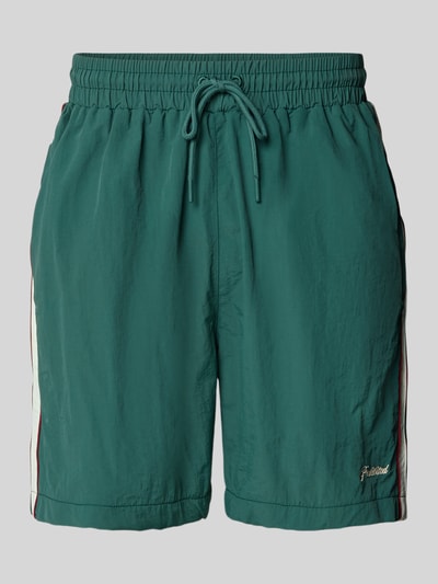Produktfoto, grüne Herren Shorts mit Label-Stitching Modell 'Slipstream' von PROHIBITED, Regular-Fit, Elastikbund, seitliche Kontraststreifen, glatte Textur, Bundweite 34 cm, Innenbeinlänge 16 cm, Größe M.