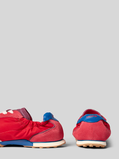 Produktfoto, Sneaker aus Leder-Mix mit Logo-Detail Modell 'Bridge' von HOFF in Rot und Blau, abgerundete Passform, profilierte Sohle