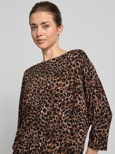 Frauenmodel trägt Shirt mit U-Boot-Ausschnitt und 3/4-Arm von Zero, Viskose-Mix mit Stretch-Anteil, Loose Fit, Animalprint, Nahaufnahme Oberkörper.
